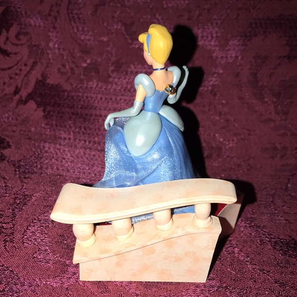 🎄🎅SALE-Hallmark 2007 Ornament Disney CINDERELLA, "THE GLASS SLIPPER" on Stairs - Picture 4 of 6